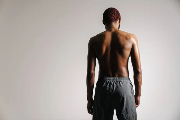 Schwarzer Sportler Kurzen Hosen Der Isoliert Vor Weißem Hintergrund Vor — Stockfoto