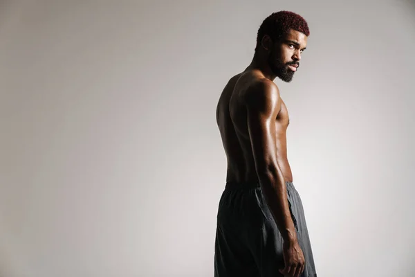 Schwarzer Sportler Ohne Hemd Posiert Und Blickt Isoliert Die Kamera — Stockfoto
