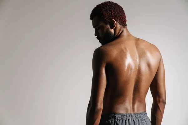 Schwarzer Sportler Kurzen Hosen Der Isoliert Vor Weißem Hintergrund Vor — Stockfoto
