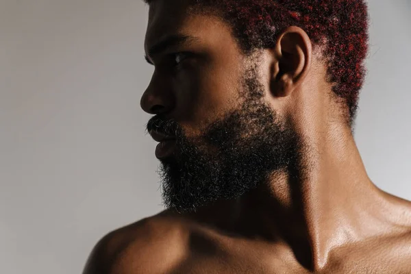 Negro Sin Camisa Hombre Barbudo Posando Mirando Lado Aislado Sobre — Foto de Stock