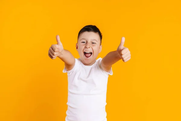 Feliz Sorrindo Menino Pré Adolescente Shirt Sobre Fundo Amarelo Dando — Fotografia de Stock