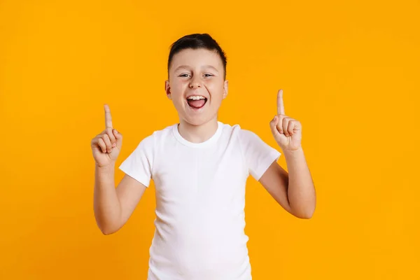 Szczęśliwy Uśmiechnięty Nastolatek Chłopiec Shirt Stojący Nad Żółtym Tle Prezentując — Zdjęcie stockowe