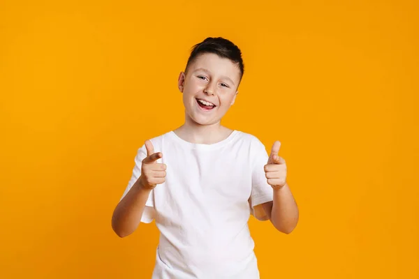 Feliz Niño Preadolescente Sonriente Camiseta Pie Sobre Fondo Amarillo Señalando —  Fotos de Stock