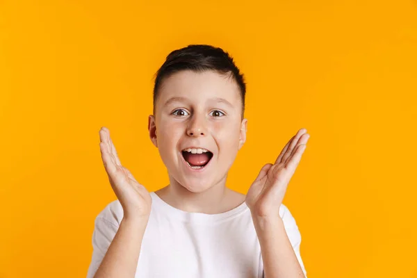 Feliz Niño Preadolescente Emocionado Sonriente Camiseta Pie Sobre Fondo Amarillo —  Fotos de Stock