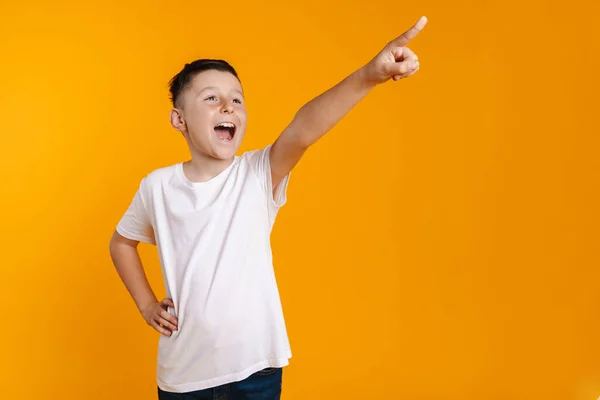 Щасливий Усміхнений Хлопчик Футболці Стоїть Над Жовтим Тлом Представляючи Простір — стокове фото
