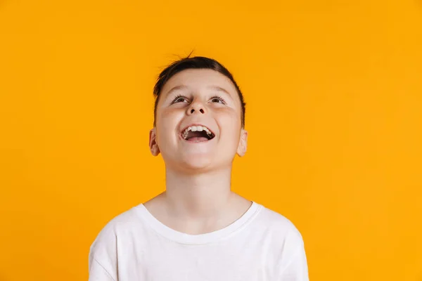 Brunetka Biały Chłopiec Shirt Uśmiecha Się Patrząc Górę Izolowane Żółtym — Zdjęcie stockowe