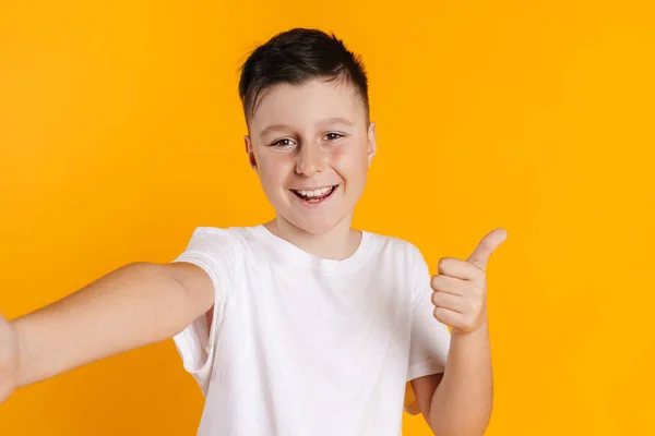 Brunetka Biały Chłopiec Robi Zdjęcie Selfie Pokazując Kciuk Górę Żółtym — Zdjęcie stockowe