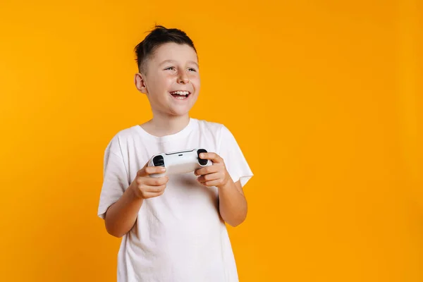 Brunette Λευκό Αγόρι Χαμογελώντας Ενώ Παίζετε Online Παιχνίδι Joystick Απομονωμένο — Φωτογραφία Αρχείου