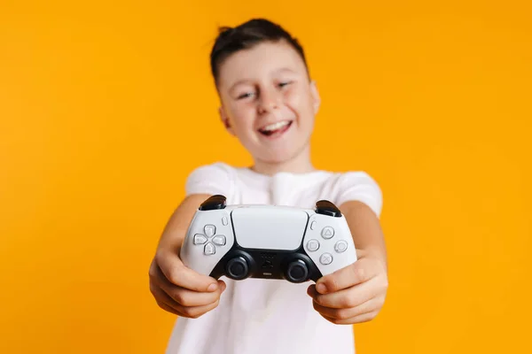 Morena Menino Branco Sorrindo Enquanto Joga Jogo Online Com Joystick — Fotografia de Stock