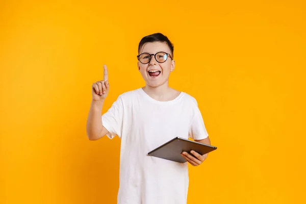 Felice Ragazzo Preadolescente Sorridente Shirt Piedi Sfondo Giallo Con Computer — Foto Stock