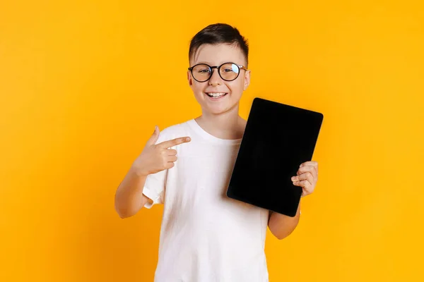 Gelukkig Glimlachen Tiener Shirt Staan Gele Achtergrond Met Digitale Tablet — Stockfoto