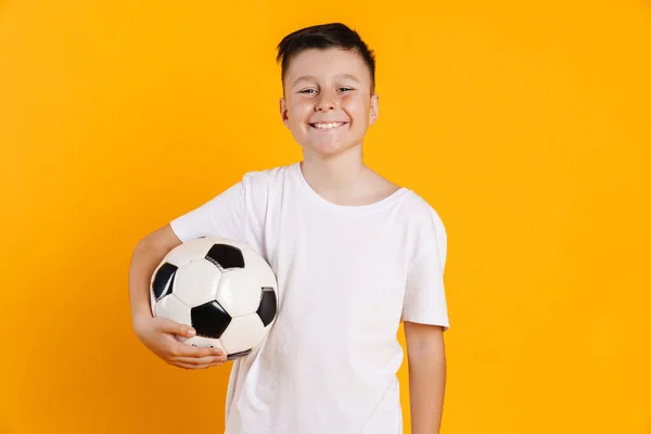 Šťastný Úsměv Před Dospívající Chlapec Tričku Stojící Nad Žlutým Pozadím — Stock fotografie