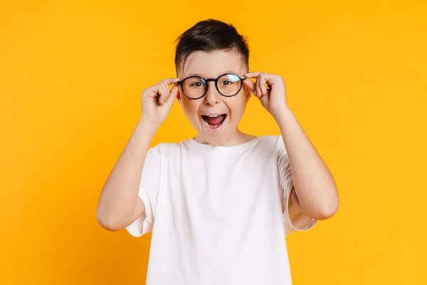 Felice Sorridente Preteen Ragazzo Shirt Piedi Sfondo Giallo Indossando Occhiali — Foto Stock