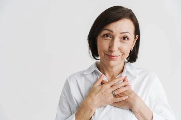 Europeo Donna Matura Sorridente Mentre Tiene Mani Sul Petto Isolato — Foto Stock