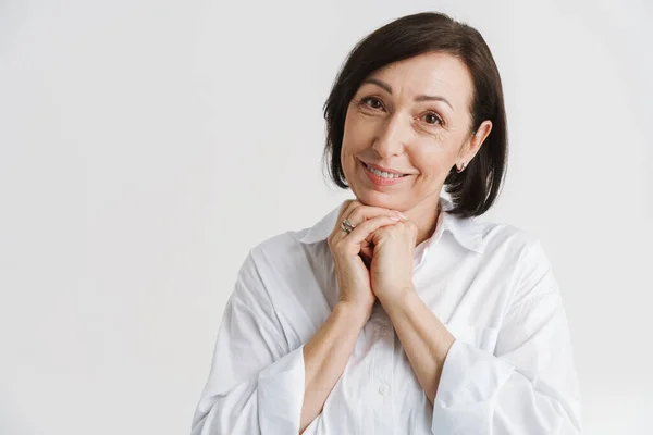 Mujer Madura Europea Sonriendo Mientras Sostiene Sus Manos Juntas Aisladas — Foto de Stock