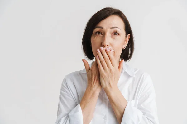 Avrupalı Olgun Bir Kadın Beyaz Duvarın Üzerinde Ağzını Kapatırken Yan — Stok fotoğraf