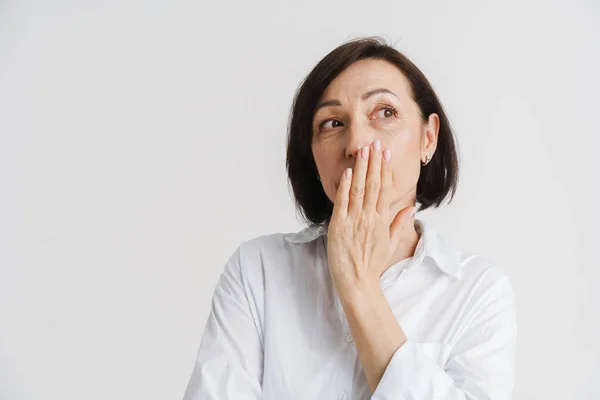 Europeo Donna Matura Guardando Parte Mentre Coprendo Bocca Isolato Parete — Foto Stock