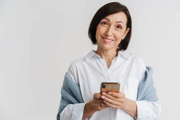 Europese Volwassen Vrouw Glimlachen Met Behulp Van Mobiele Telefoon Geïsoleerd — Stockfoto