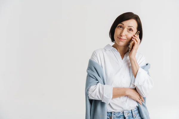 Europea Madura Mujer Sonriendo Hablando Teléfono Móvil Aislado Sobre Pared — Foto de Stock