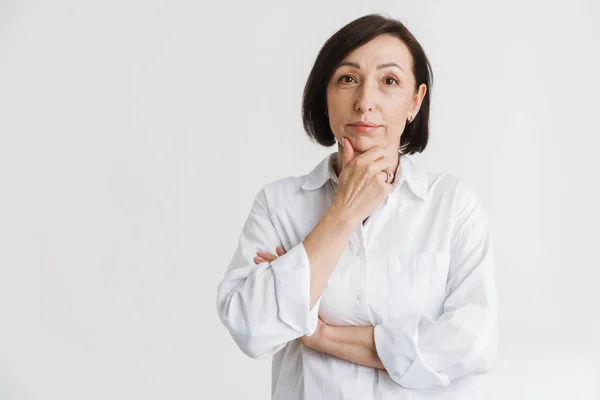 Mujer Madura Europea Mirando Posando Cámara Aislada Sobre Pared Blanca — Foto de Stock