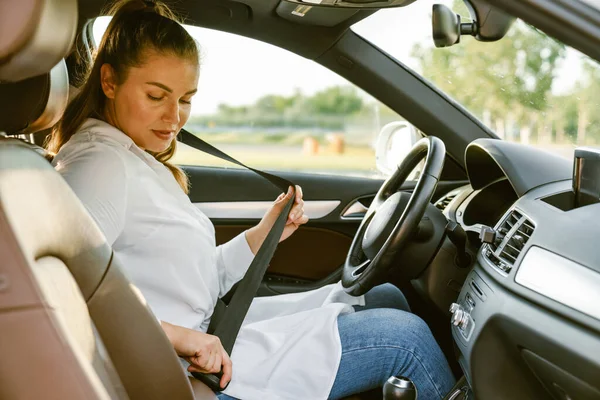 Mujer Blanca Joven Abrochándose Cinturón Seguridad Mientras Está Sentada Coche —  Fotos de Stock