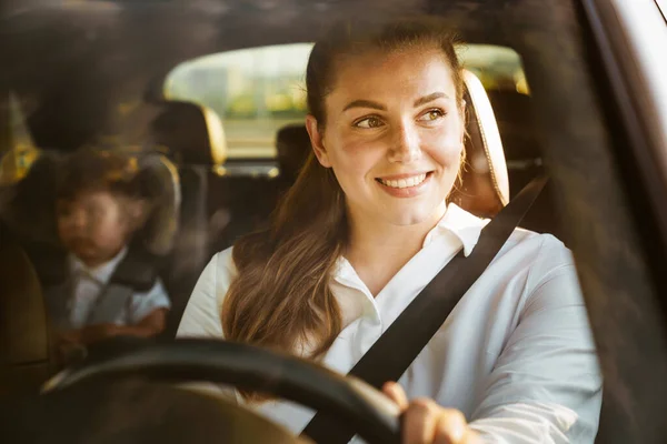Mladá Bílá Žena Řízení Auto Zatímco Její Syn Sedí Dětské — Stock fotografie