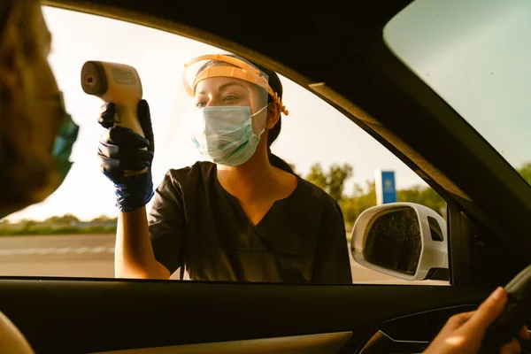 Svart Hälso Och Sjukvårdspersonal Mäta Temperaturen Kvinnan Bär Ansiktsmask Bilen — Stockfoto