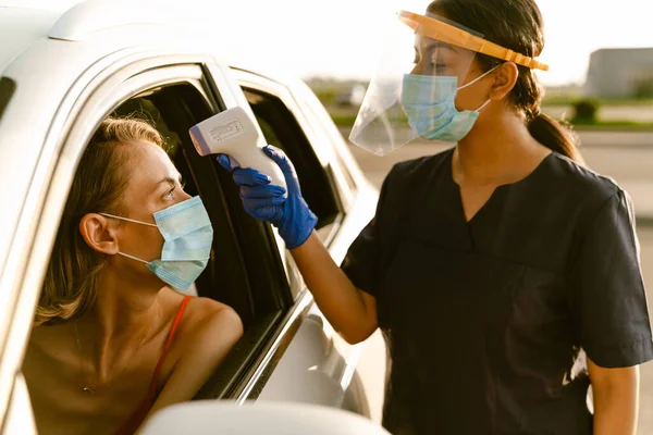 Nero Lavoratore Sano Misurazione Della Temperatura Della Donna Che Indossa — Foto Stock