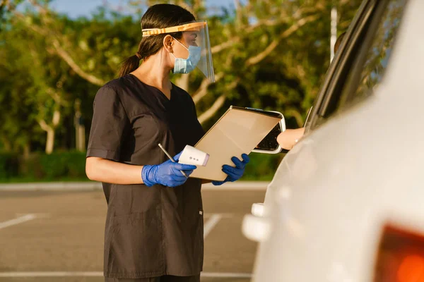 Trabajador Salud Negro Máscara Facial Guantes Anotando Notas Mientras Está — Foto de Stock