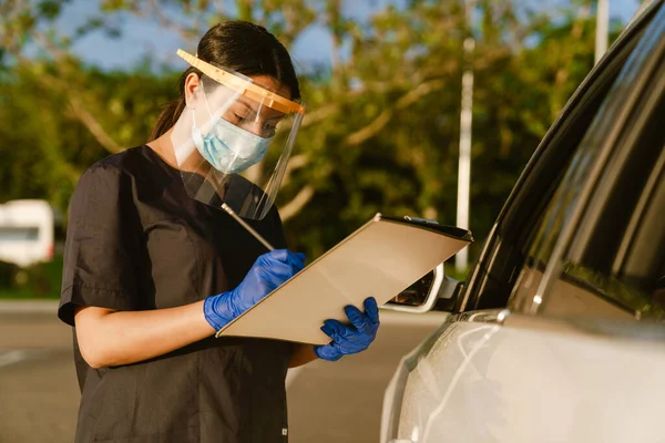 Operatore Sanitario Nero Maschera Viso Guanti Annotare Note Mentre Piedi — Foto Stock