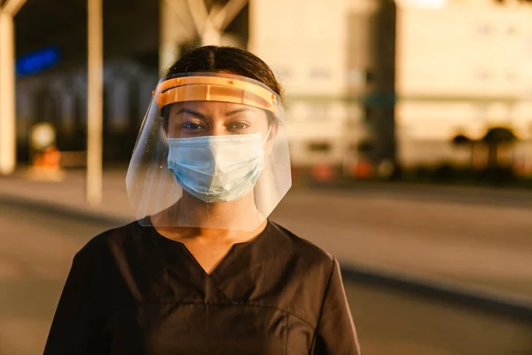 Pekerja Kesehatan Kulit Hitam Mengenakan Pelindung Visor Dan Masker Wajah — Stok Foto