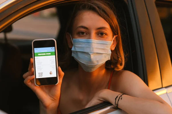 Bílá Žena Masce Obličeje Ukazující Očkovací Průkaz Mobilním Telefonu Zatímco — Stock fotografie