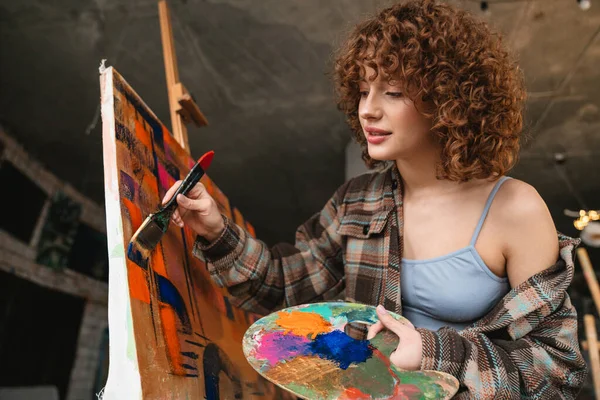 Sorrindo Jovem Ruiva Branca Artista Mulher Pintura Frente Tela Oficina — Fotografia de Stock