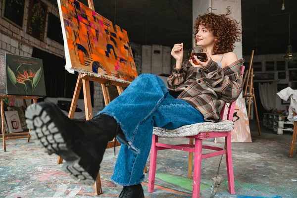Smiling Young White Woman Painter Sitting Front Painting Holding Glass — Stock Photo, Image