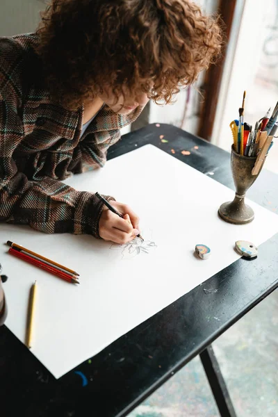 Junge Rothaarige Künstlerin Zeichnet Mit Bleistift Schreibtisch Bei Einer Tasse — Stockfoto