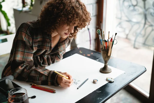 Ung Rödhårig Kvinna Konstnär Ritning Med Penna Sitter Vid Skrivbordet — Stockfoto