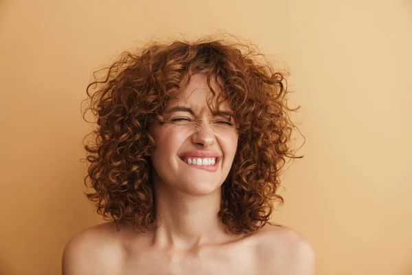 Mulher Gengibre Semi Nua Rindo Enquanto Posando Para Câmera Isolada — Fotografia de Stock