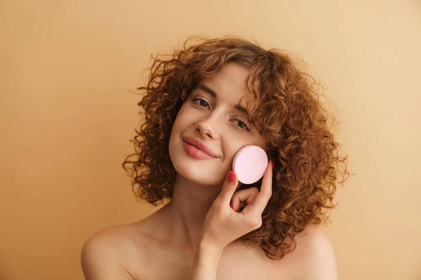 Mujer Pelirroja Semidesnuda Sonriendo Mientras Muestra Esponja Cosmética Aislada Sobre —  Fotos de Stock