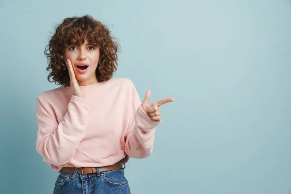 Jong Gember Verrast Vrouw Uitroepen Wijzen Vinger Opzij Geïsoleerd Blauwe — Stockfoto