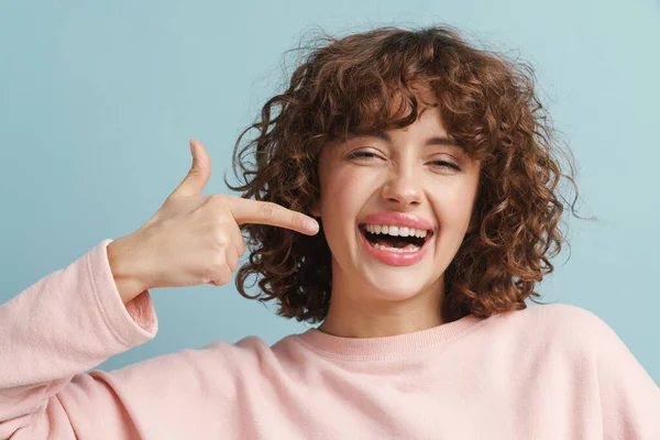 Jovem Gengibre Mulher Feliz Rindo Apontando Dedo Para Seu Sorriso — Fotografia de Stock