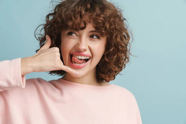 Jovem Mulher Feliz Mostrando Sua Língua Mostrando Gesto Aparelho Isolado — Fotografia de Stock