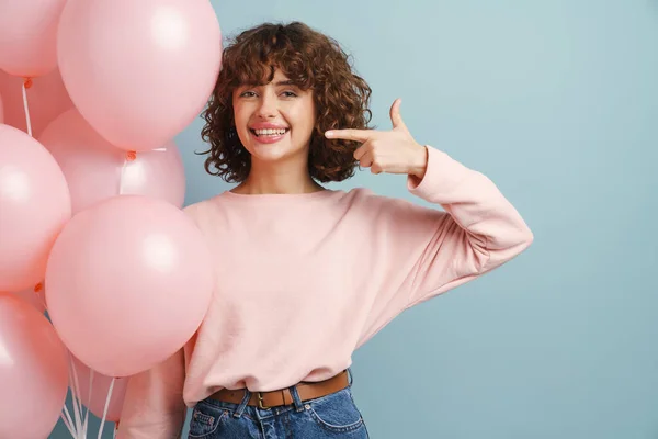 Mulher Feliz Apontando Dedo Para Sorriso Enquanto Posando Com Balões — Fotografia de Stock