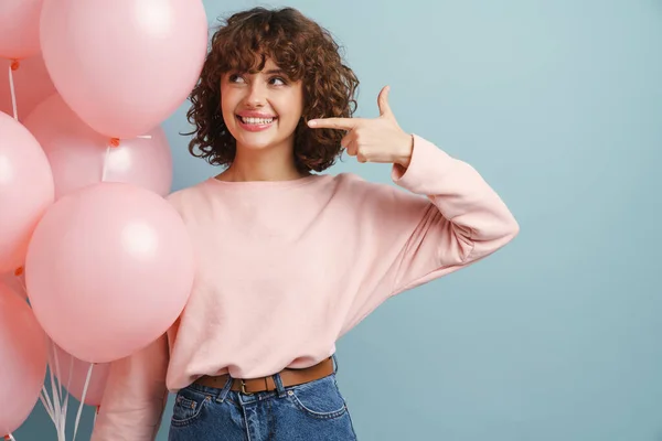 Mulher Feliz Apontando Dedo Para Sorriso Enquanto Posando Com Balões — Fotografia de Stock