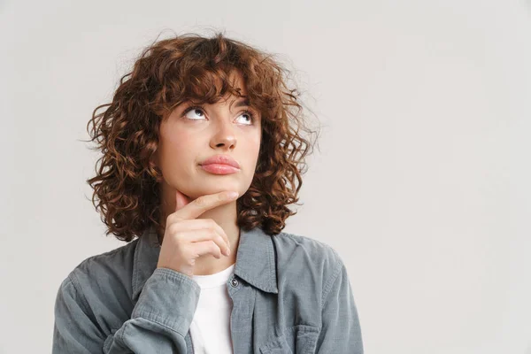 Joven Pelirroja Mujer Seria Pensando Mirando Hacia Arriba Aislado Sobre —  Fotos de Stock