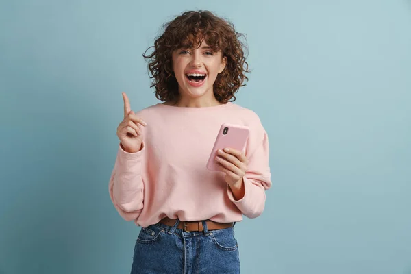 Jonge Opgewonden Vrouw Wijzende Vinger Naar Boven Tijdens Het Gebruik — Stockfoto