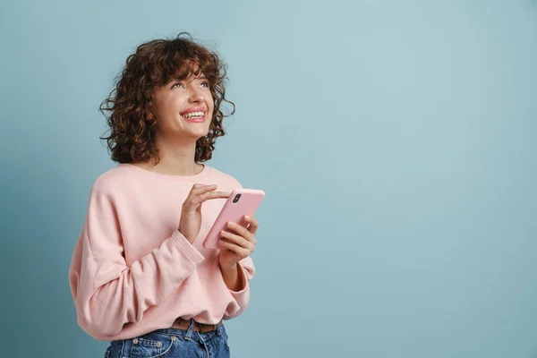 Молода Жінка Імбир Посміхається Під Час Використання Мобільного Телефону Ізольовано — стокове фото