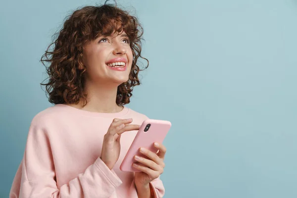 Молода Жінка Імбир Посміхається Під Час Використання Мобільного Телефону Ізольовано — стокове фото