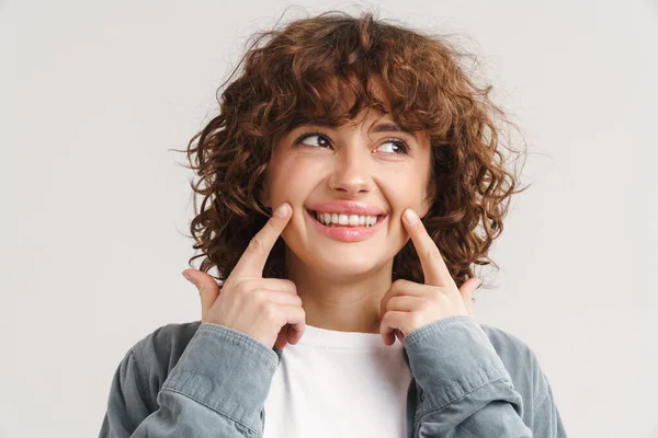 Mujer Jengibre Alegre Sonriendo Señalando Con Los Dedos Sus Mejillas —  Fotos de Stock