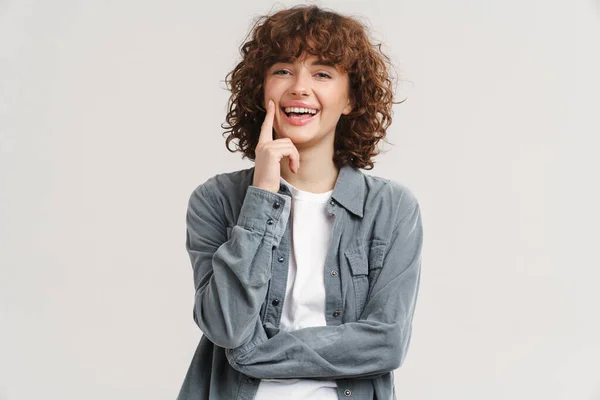 Młody Imbir Szczęśliwy Kobieta Śmiejąc Się Patrząc Aparat Odizolowany Białym — Zdjęcie stockowe