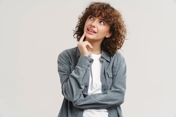 若いです生姜女性でシャツ思考と上を見て隔離された上の白い背景 — ストック写真